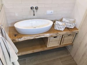 Waschbecken, Badezimmer, Holzunterschrank, weiße Fliesen